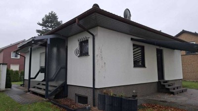 Freistehender Bungalow mit großem Grundstück und Garage