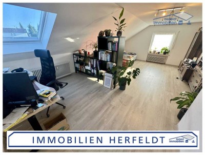 TOP PREIS! Schöne 2-Zimmer-Dachgeschosswohnung mit PV-Anlage, großem Garten & Garage - nahe A8