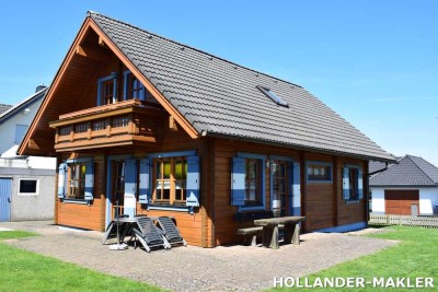 Holzblockhaus mit Garage und Nebengebäude