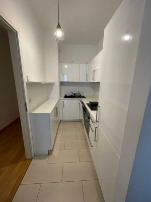 Schicke 2-Zimmer Wohnung mit Balkon im 1. OG in Berlin-Tiergarten