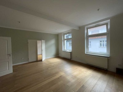 Stilvolle, gepflegte 3-Raum-Wohnung mit gehobener Innenausstattung mit Einbauküche in Düsseldorf