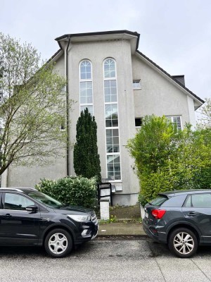 Geschmackvolle, gepflegte 6-Zimmer-EG-Wohnung mit Balkon und Einbauküche in Hamburg Niendorf
