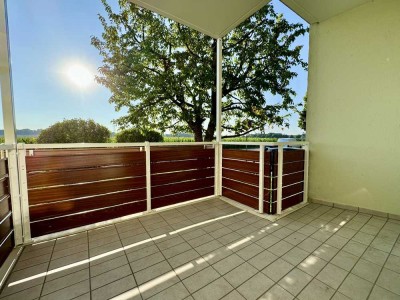 GERÄUMIGE, HELLE 4-ZIMMER-WOHNUNG MIT ZWEI BALKONE UND SCHÖNEM WEITBLICK ÜBER WIESEN UND FELDER IM