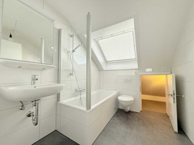 Alles neu! Traumhafte Dachwohnung mit Parkett, Küche & Sonnenbalkon