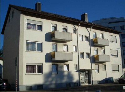 Geschmackvolle DG-Wohnung in TOP-LAGE mit drei Räumen und EBK in Karlsruhe