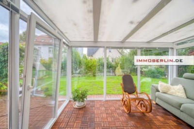 IMMOBERLIN.DE - Entzückender Bungalow mit Gartenidylle & Wintergarten im Berliner Speckgürtel