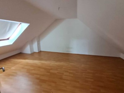 Freundliche 5-Zimmer-DG-Wohnung mit Balkon in Saulheim