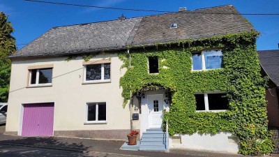 Renoviertes, großzügiges Wohnhaus in Ortsrandlage