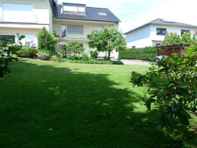 Lichtdurchflutete Dachgeschosswohnung mit Gartenbenutzung in Refrath