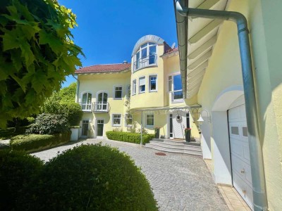 Viel Platz für die große Familie oder zum Wohnen & Arbeiten  / Exklusive Villa mit Traumgarten!