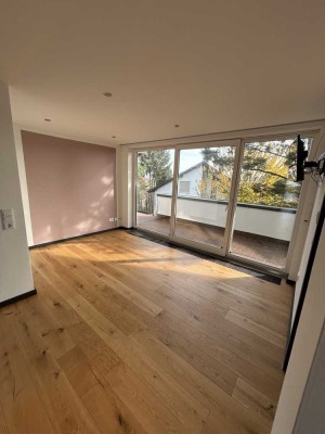 Moderne Dachgeschosswohnung mit 3 Zimmern, großem Wohnbereich und zwei XXL-Balkonen