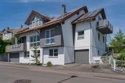 Lichtdurchflutetes Zweifamilienhaus mit Solarenergie in Oberelchingen
