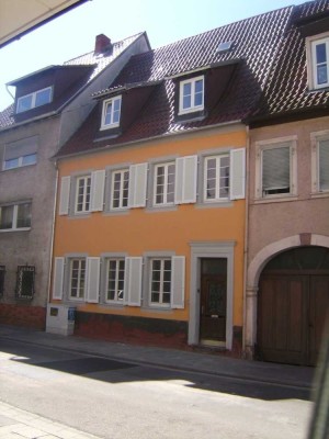 Moderne Wohnung mit Balkon und Einbauküche im Herzen von Landau!