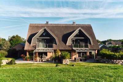 Hochklassige Villenhälfte unter Reet mit bezauberndem Garten und Ostseeflair