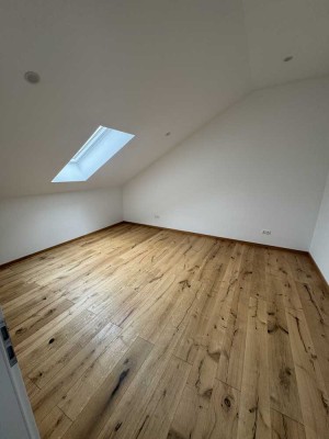 2 Zimmer Wohnung EBK, FBH, Parkett, KFW 55