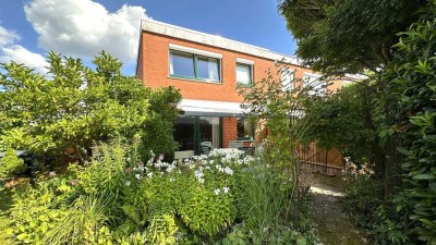 Reihenendhaus mit idyllischem Garten und Garage