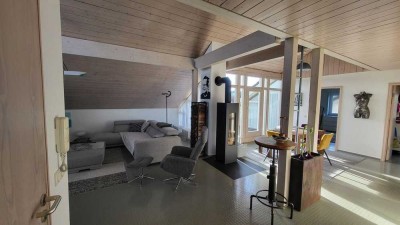 Tolle 3-Zimmer-Dachgeschosswohnung mit geh. Innenausstattung mit Balkon und EBK