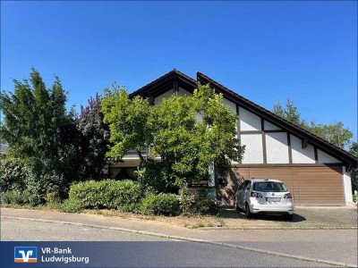 Freistehendes, großzügiges 1-2 Familienhaus m. Traumgrundstück,
Doppelgarage und Carport in s
