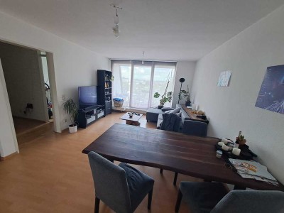 Lichtdurchflutete 3,5-Zimmer-Penthousewohnung mit Balkon und Einbauküche (1 - 2 Personen)