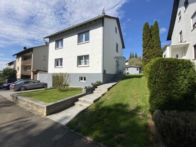 Ein Zweifamilienhaus sucht glückliche Familie