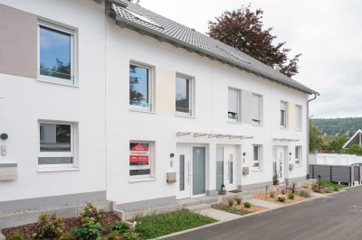 TOP! Ab ins Eigenheim! NEUBAU Reihenmittelhaus mit Garage + Stellpl. + EBK - in bester Wohnlage!