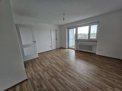 renovierte 1-Zi-Whg. mit EBK im 7. OG mit Aufzug und Balkon in Hof/Saale