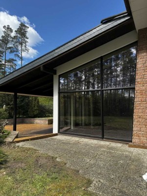 Villa der Extraklasse zwischen Design und Natur mit Bunker