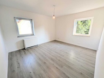 **Ab sofort: Helle Wohnung mit modernem Tageslichtbad und Laminat**