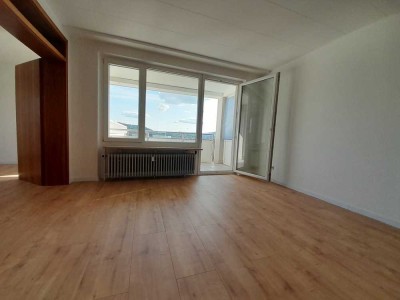 Helle 5 Zimmerwohnung mit Balkon/Lodgia, Tageslichtbad, Gäste-WC, Abstellkammer, Keller, Garage