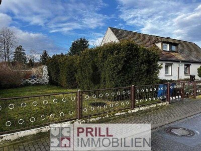 Doppelhaushälfte mit Potential in beliebter Siedlungslage // ca. 840 m² Grundstück // Garage