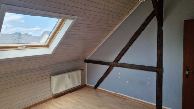 Helle und freundliche 2-Zimmer-Dachgeschoss-Wohnung im Zentrum von Troisdorf