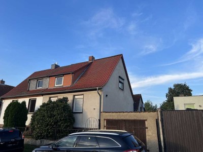Idyllische Doppelhaushälfte  4 ZKB mit großem Garten