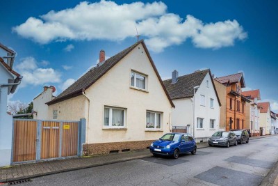 *Sanierungsbedürftig mit Anbau- und Ausbaumöglichkeiten* Tageslichtbad, Garage, Schuppen, gr. Garten