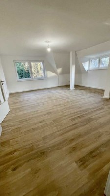 Erstbezug nach Sanierung: Großzügige 2,5-Raum-Wohnung mit hochwertiger Einbauküche