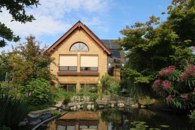 Grüne Wohlfühloase am Plessower See! Familienfreundliches Traumhaus auf drei Ebenen mit Pool