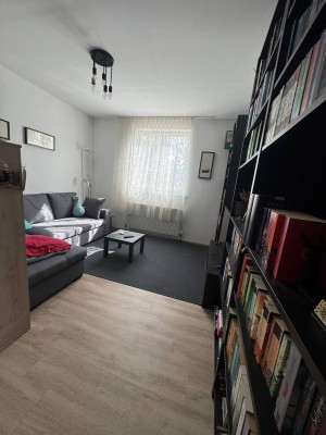 Schöne 3--Zimmer-Wohnung (inkl. Parkplätze)