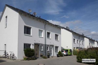 Einseitig angeb. 2-Familienhaus mit Garage
