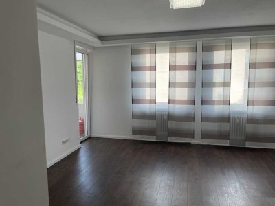 Stilvolle, modernisierte 3-Zimmer-Wohnung mit Balkon und Einbauküche in Neusäß-Steppach