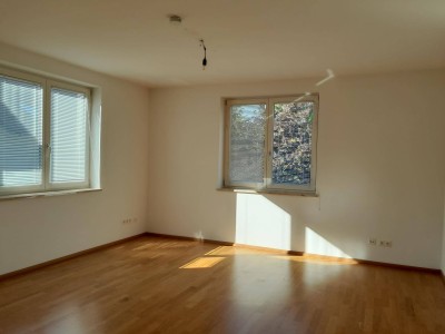 Neuwertige, helle 2- Zimmer Wohnung im 1.OG