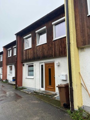 Begehrte Lage in Planegg:
Split-Level-Reihenmittelhaus mit viel Potential