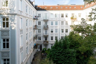 Sehr schöne stilgerechte 2 Zimmer  Altbau-Wohnung mit Westbalkon in Top-Lage von Winterhude!