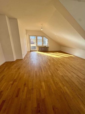 Tolle 2-Zimmer-Dachgeschosswohnung mit großem Westbalkon
