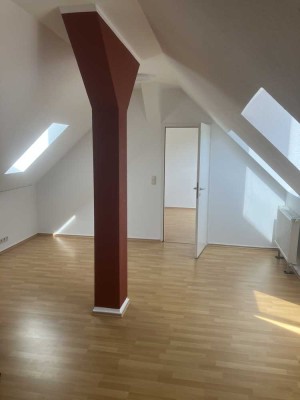 Interessante Dachgeschoß-Wohnung wieder zu vermieten! Bei Bedarf auch mit EBK