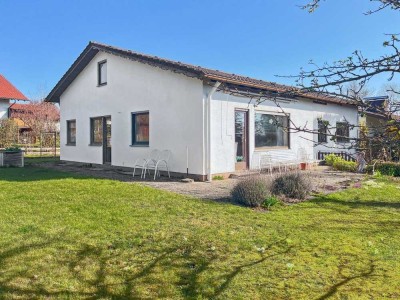 Platz für die ganze Familie – Wohnhaus mit Doppelgarage und großem Garten in Erolzheim