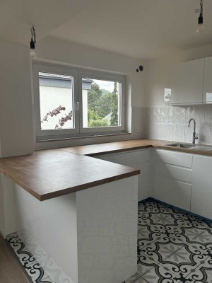 Schöne 4,5-Zim.-Wohnung im 1.OG mit Einbauküche und Balkon mit nur 3 Parteien im Gebäude