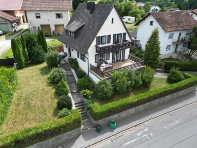 Architektenhaus mit Talblick und angelegtem Außenbereich