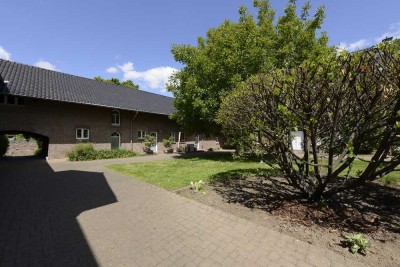 Charmante Erdgeschosswohnung mit Sonnenterrasse und Gartenanteil in umgebauter Scheune