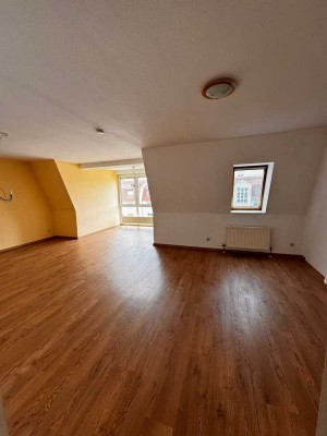 Ansprechende 2-Zimmer-Mansardenwohnung mit Balkon und EBK in Erfurt