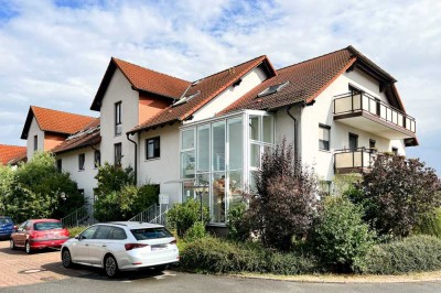 Große Dachgeschosswohnung mit Balkon und perfektem Blick ins Grüne