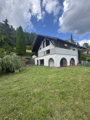 Freistehendes (227 m² / 70 m² Nfl.) Haus mit fantastischer Halbhöhenlage in Immendingen-Zimmern